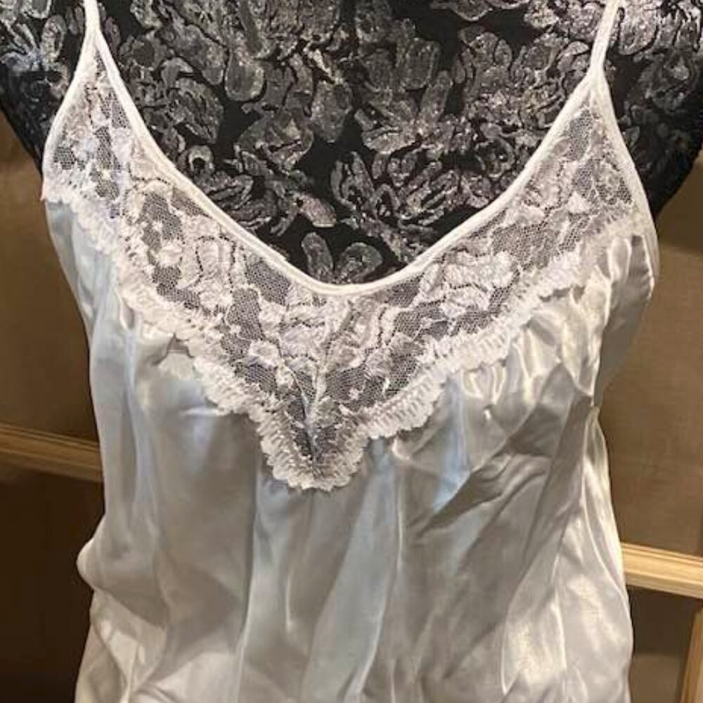Vintage Lady Cameo Silky White Lace Chemise / Slip, M